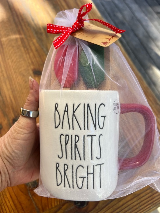 RAE DUNN BAKING SPIRITS BRIGHT Spatula Gingerbread Mug Set NWT NEW - Picture 6 of 10